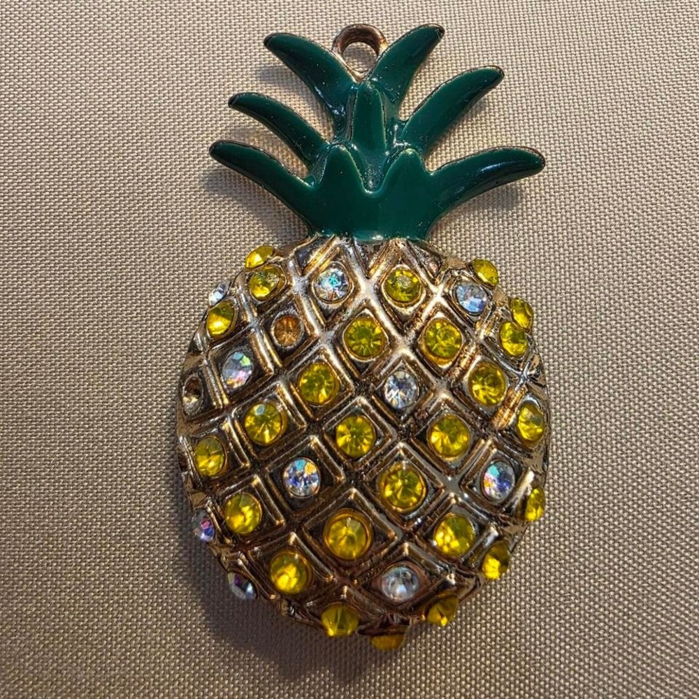 Yellow and green pineapple pendant with rhinestones‎